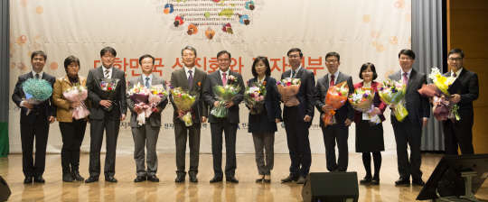 행정자치부가 17일 서울 중구 대한상공회의소에서  '대한민국 선진화와 전자정부' 세미나를 개최했다. 이날 세미나에서 진행된 전자정부발전 유공 시상식에서 정재근 행정자치부 차관(왼쪽 여섯번째)과 수상자들이 기념촬영을 하고 있다. 사진 왼쪽부터 국무총리표창을 수상한 이규일 춘천시 지방전산주사, 장윤영 제주도 지방전산주사, 서동일 기상청 기상연구관, 황재윤 사회보장정보원 부장, 근정포정을 수상한 김동석 행정자치부 부이사관, 정재근 차관, 녹조근정훈장을 수상한 김미량 성균관대 교수, 국무총리표창을 수상한 김범환 한국지역정보개발원 책임연구원, 이재근 한국정보화진흥원 수석연구원, 대통령 표창을 수상한 윤선희 경상남도 지방행정사무관, 조창희 법제처 기술서기관, 박영찬 지케스 대표이사.  사진=유동일기자 eddieyou@